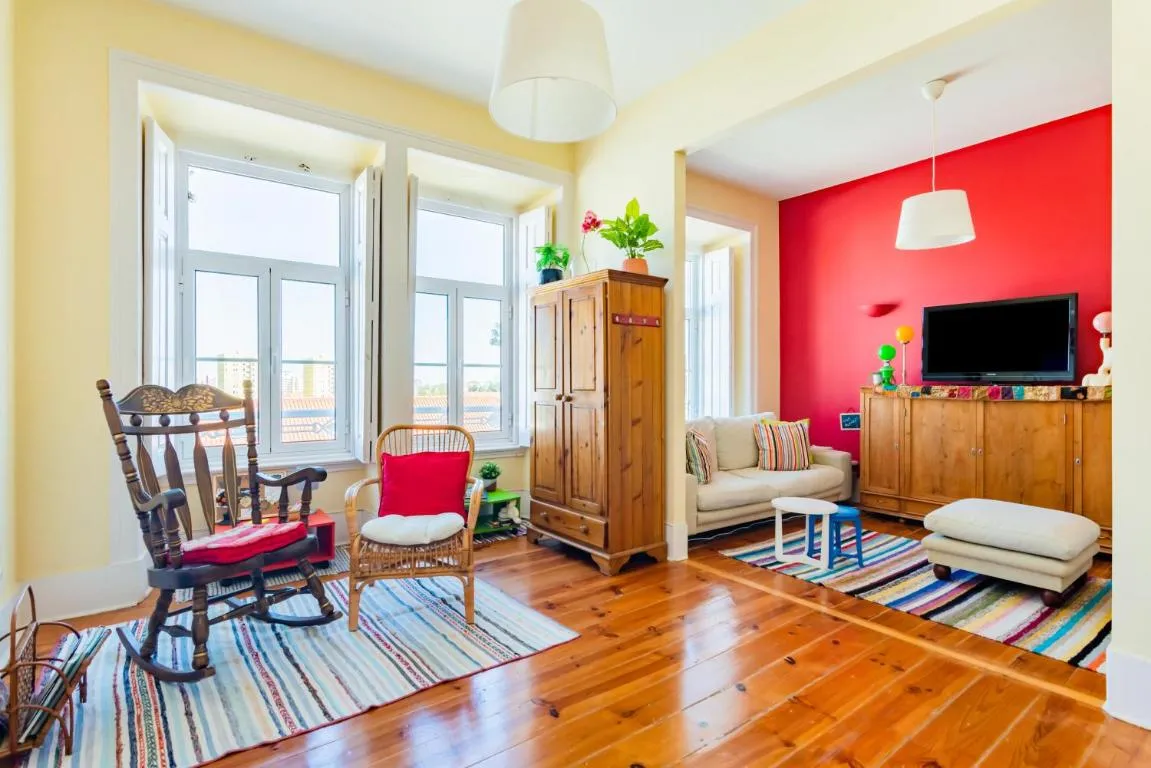Image of Bright & Beautiful Top Floor Graça Flat