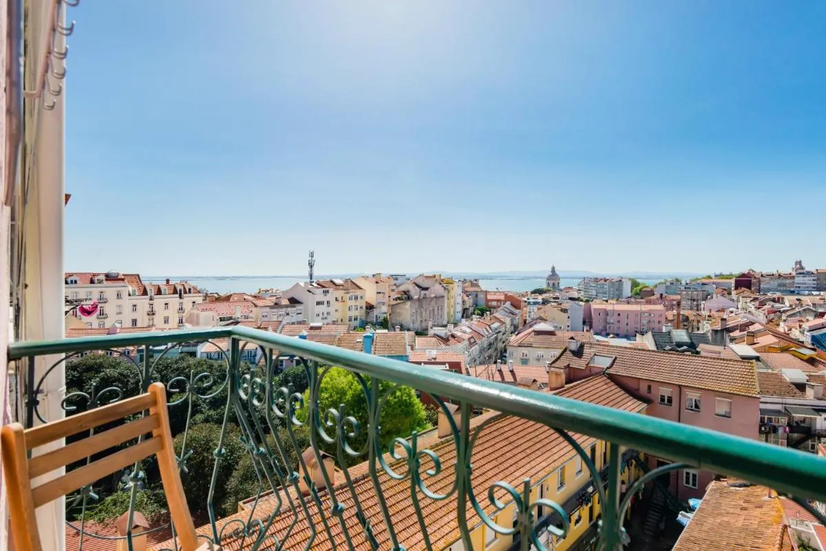 Image 6 of Bright & Beautiful Top Floor Graça Flat