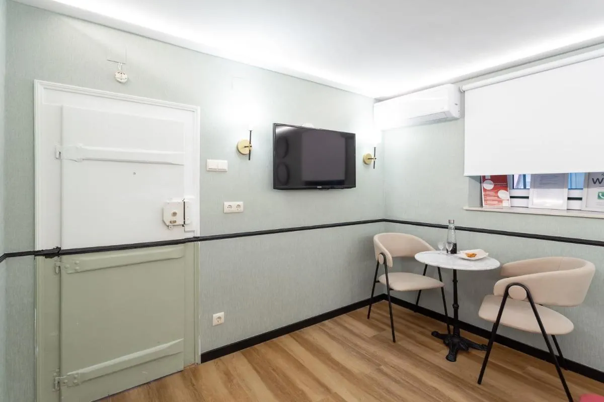 Image 4 of Camões Lounge Apartment w/Courtyard