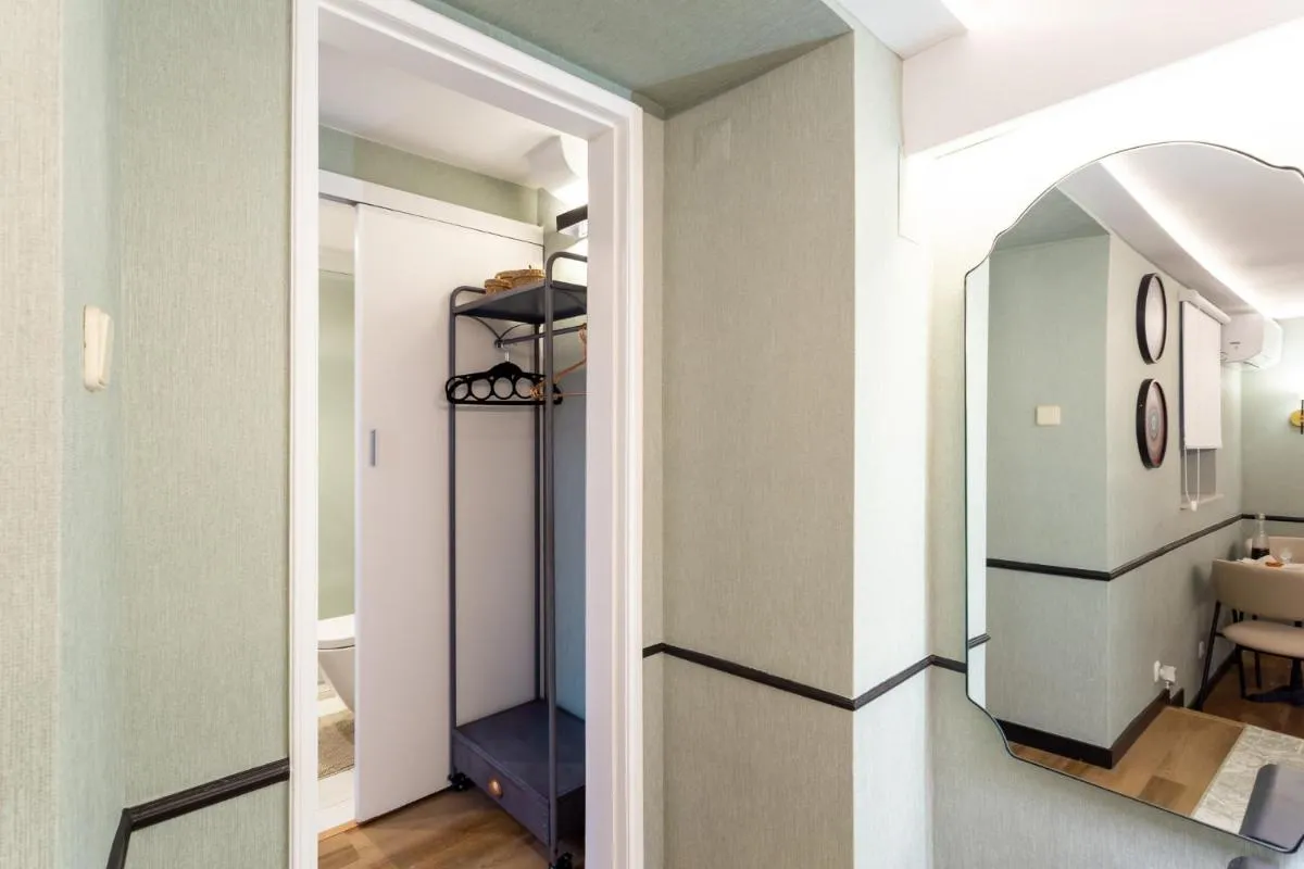 Image 2 of Camões Lounge Apartment w/Courtyard