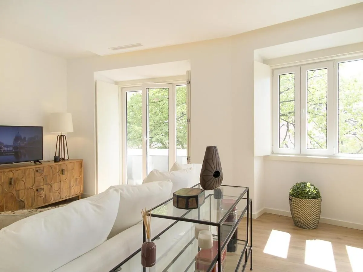 Image 4 of Eduardo vii park great bright apt with ac elevator