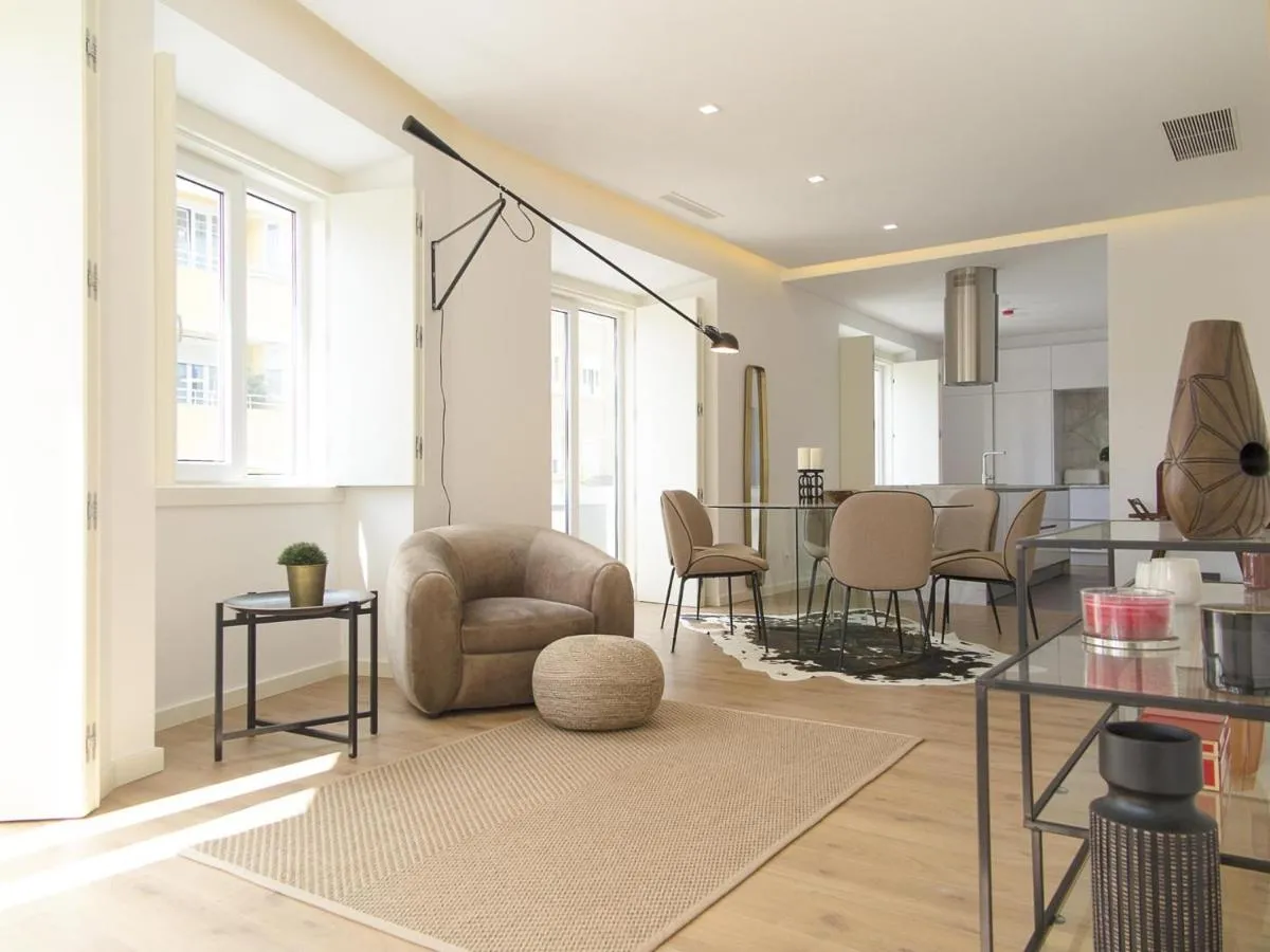 Image 3 of Eduardo vii park great bright apt with ac elevator