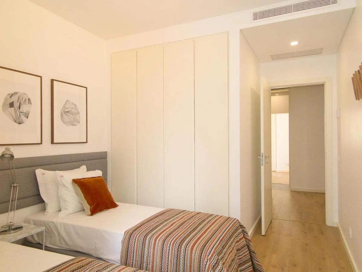 Image 1 of Eduardo vii park great bright apt with ac elevator
