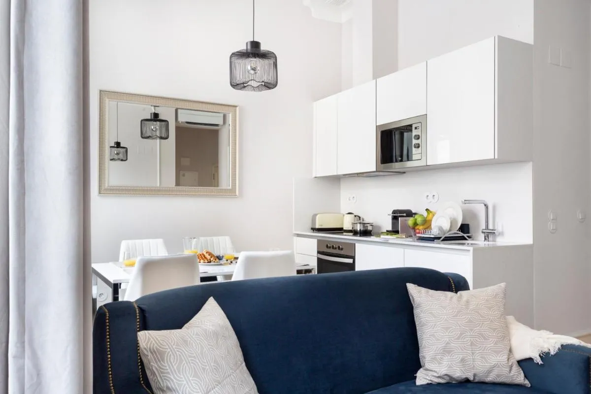 Image 3 of JOIVY Luxurious 2BR Apt with street view, 2mins to Santa Justa Lift