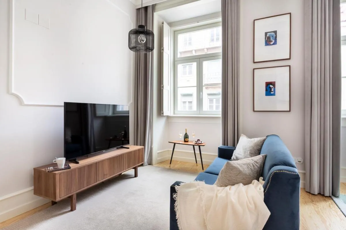Image 4 of JOIVY Luxurious 2BR Apt with street view, 2mins to Santa Justa Lift