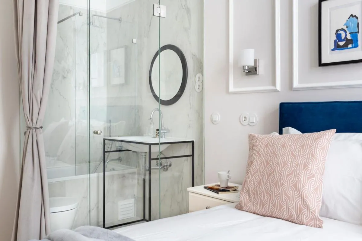 Image 2 of JOIVY Luxurious 2BR Apt with street view, 2mins to Santa Justa Lift
