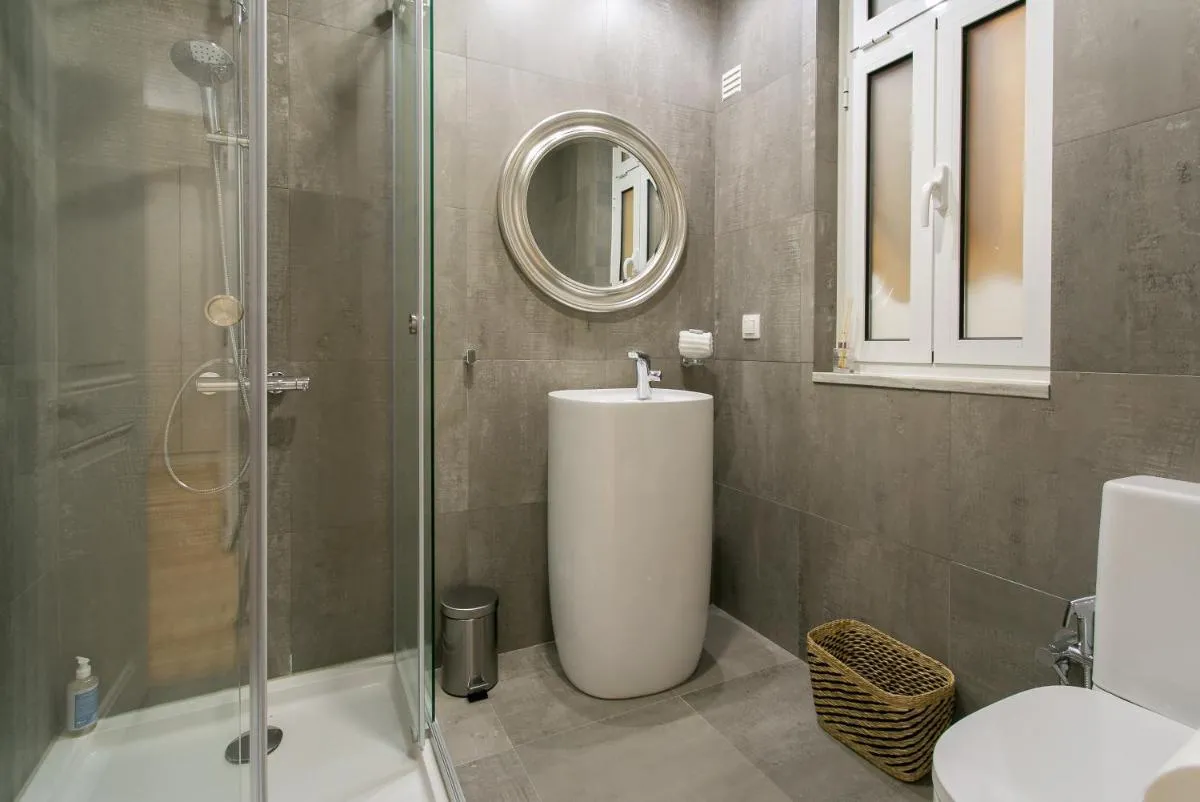 Image 2 of Lisbon luxury retreat! 2 suites, balcony & views!!