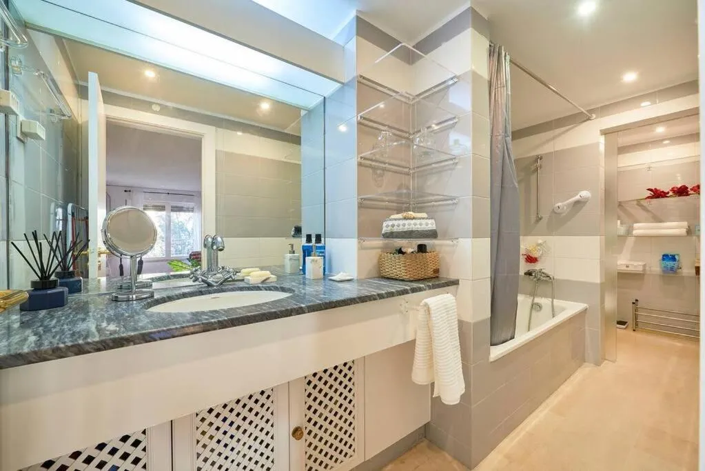 Image 2 of Modern apartment with garage and pool