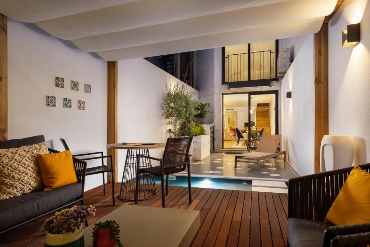 Image 3 of STUPENDO- Two Rooms, patio With refreshing Pond-Center-Air conditioning-Free Park