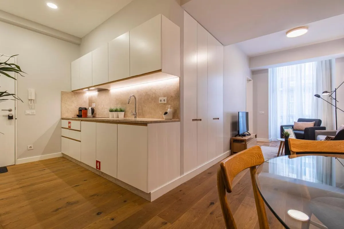 Image 3 of Upscale & Modern 2BDR Apartment